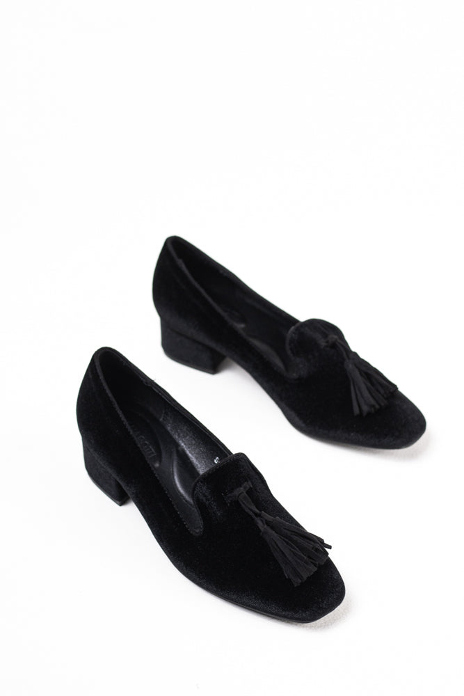 Mocasines con borlas para mujer en negro, elegancia contemporánea con un toque clásico, ideal para cualquier atuendo