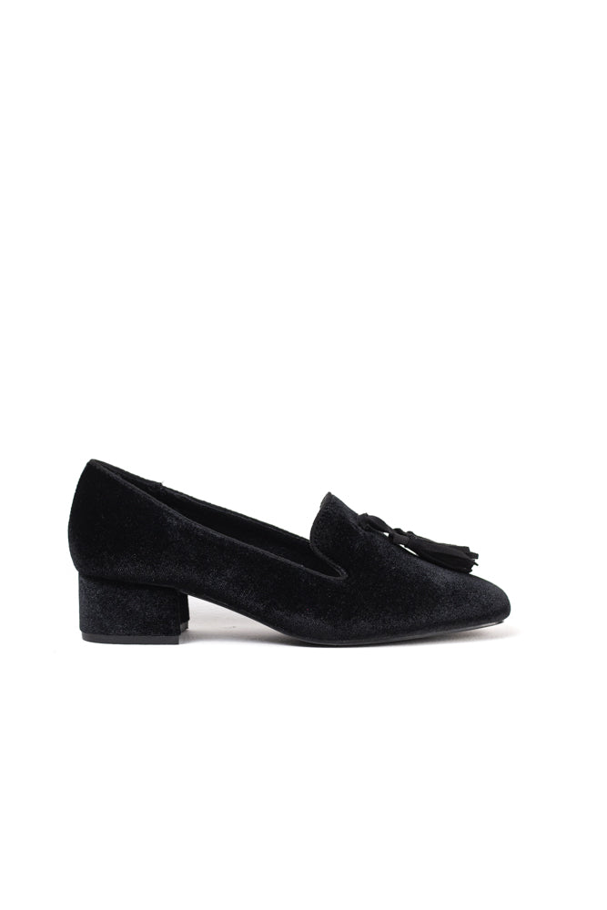 Mocasines con borlas para mujer en negro, elegancia contemporánea con un toque clásico, ideal para cualquier atuendo