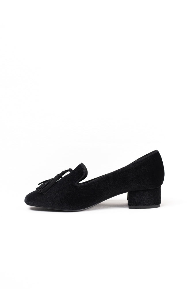 Mocasines con borlas para mujer en negro, elegancia contemporánea con un toque clásico, ideal para cualquier atuendo