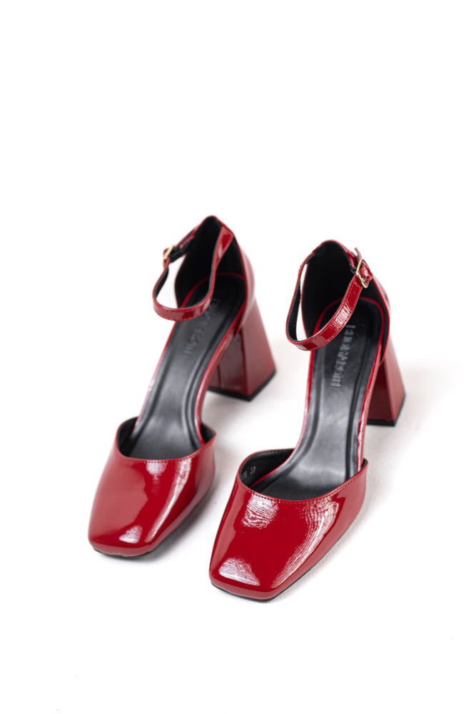 Zapatos de tacón con correa para mujer en charol beige, glamour sofisticado, perfectos para cualquier evento especial