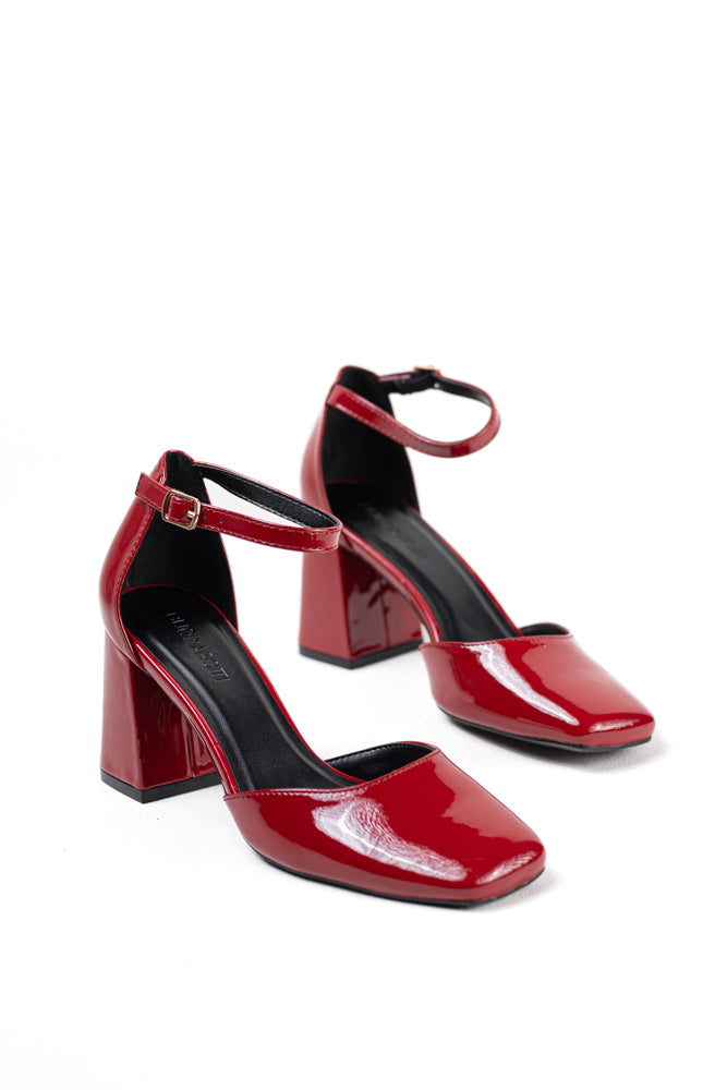 Zapatos de tacón con correa para mujer en charol beige, glamour sofisticado, perfectos para cualquier evento especial