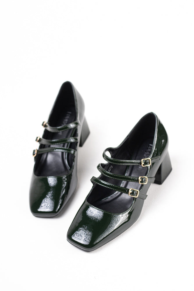 Zapatos de tacón rojo charol para mujer, triple hebilla, estilo audaz y elegante para eventos destacados