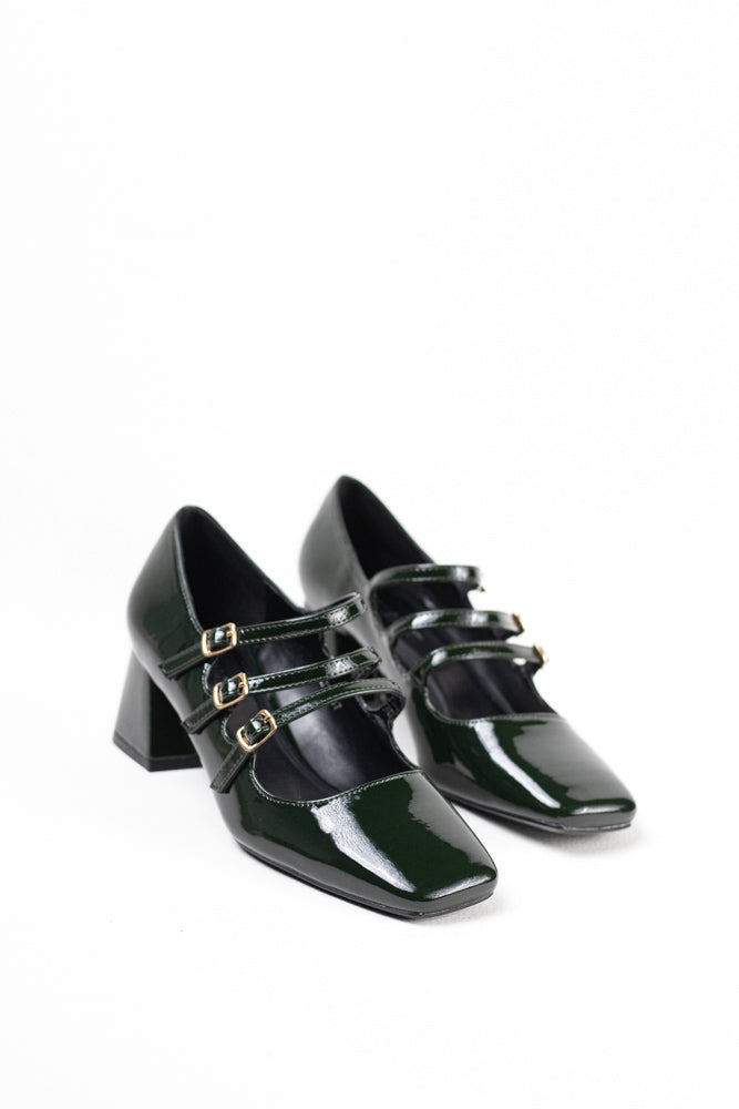 Zapatos de tacón rojo charol para mujer, triple hebilla, estilo audaz y elegante para eventos destacados