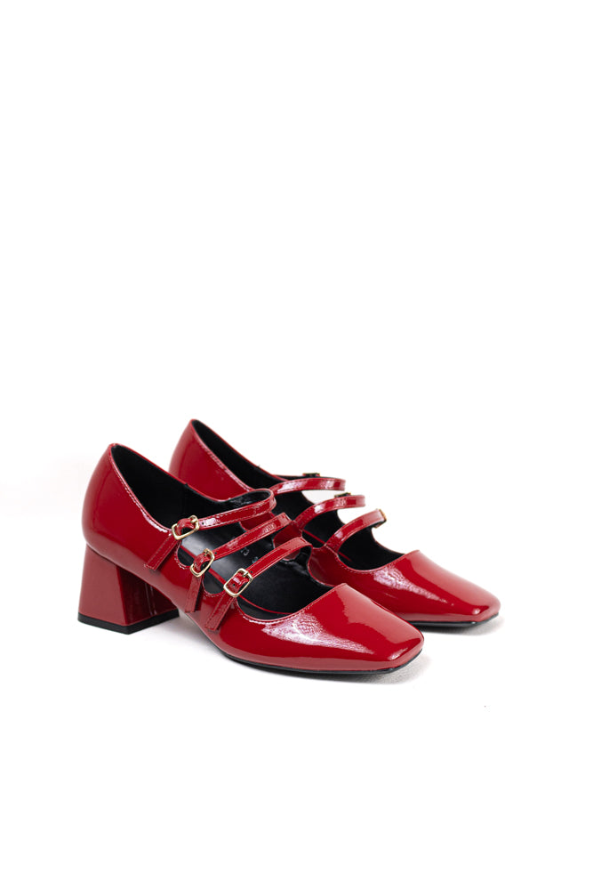 Zapatos de tacón rojo charol para mujer, triple hebilla, estilo audaz y elegante para eventos destacados