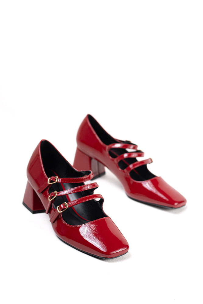 Zapatos de tacón rojo charol para mujer, triple hebilla, estilo audaz y elegante para eventos destacados