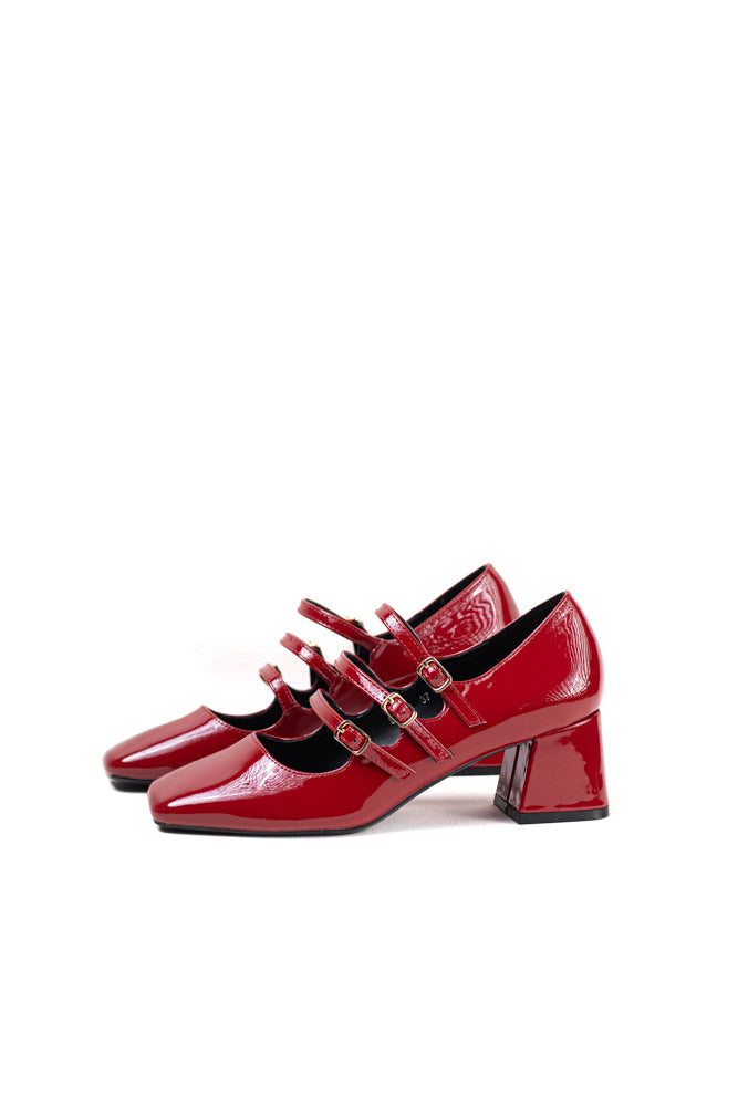 Zapatos de tacón rojo charol para mujer, triple hebilla, estilo audaz y elegante para eventos destacados