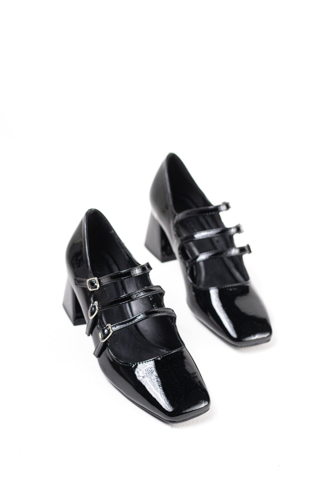 Zapatos de tacón rojo charol para mujer, triple hebilla, estilo audaz y elegante para eventos destacados