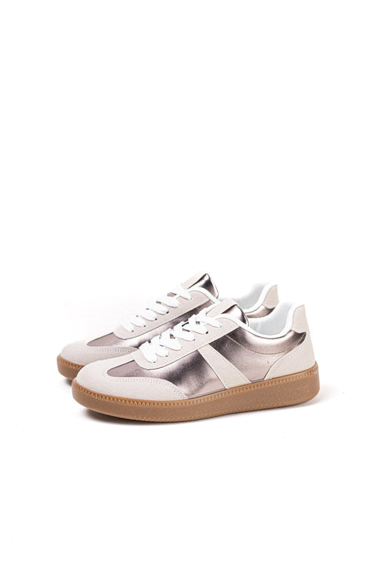 Zapatillas deportivas blancas para mujer con detalle en negro, estilo clásico y moderno para el uso diario