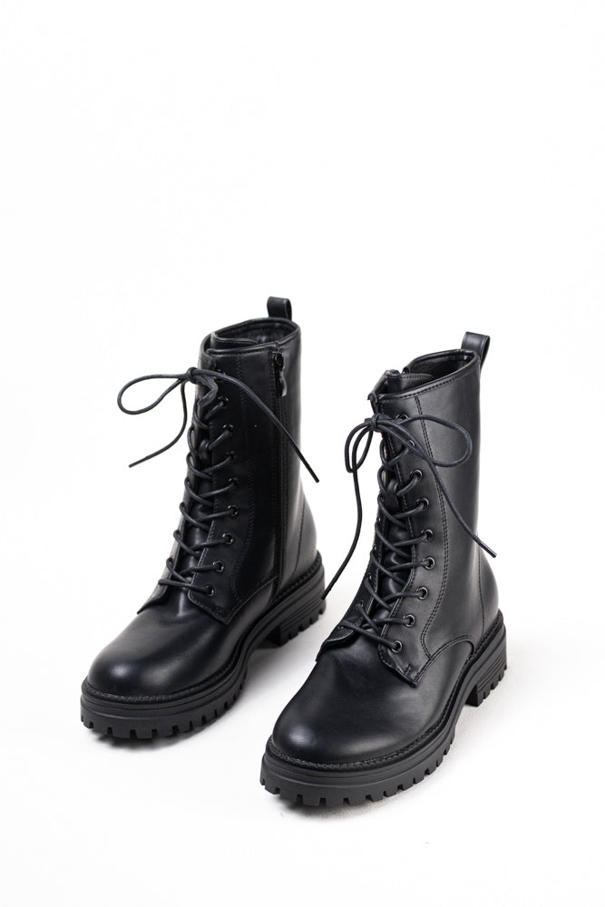 Botas militares negras para mujer, robustez y estilo para aventuras urbanas y más allá