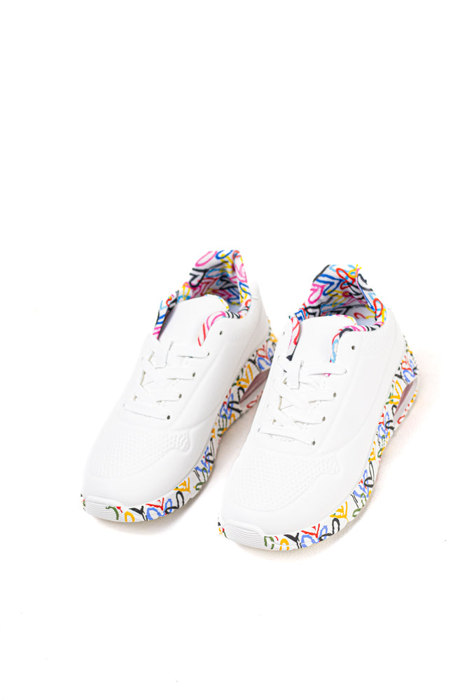 Zapatillas blancas para mujer con suela de colores vibrantes, expresión audaz y estilo dinámico para la vida urbana