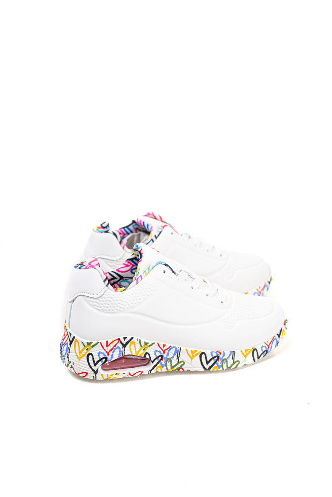 Zapatillas blancas para mujer con suela de colores vibrantes, expresión audaz y estilo dinámico para la vida urbana