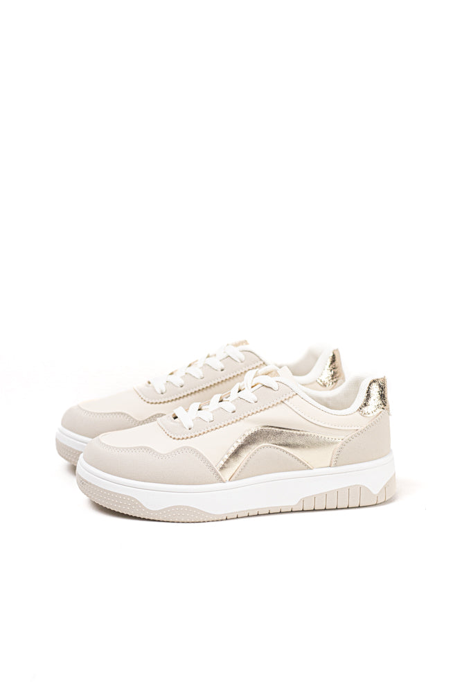 Zapatillas en tono crema para mujer con acabados metálicos, elegancia sutil y moderna para el día a día
