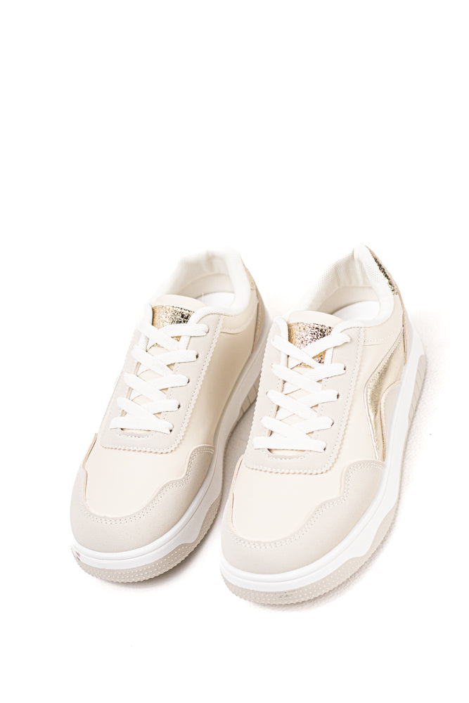 Zapatillas en tono crema para mujer con acabados metálicos, elegancia sutil y moderna para el día a día