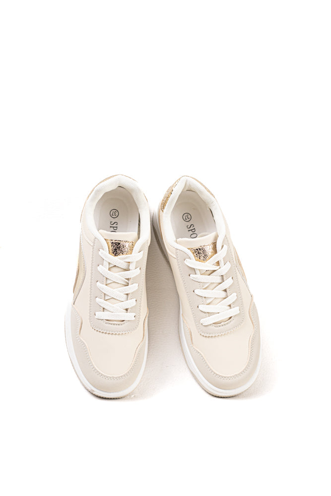 Zapatillas en tono crema para mujer con acabados metálicos, elegancia sutil y moderna para el día a día