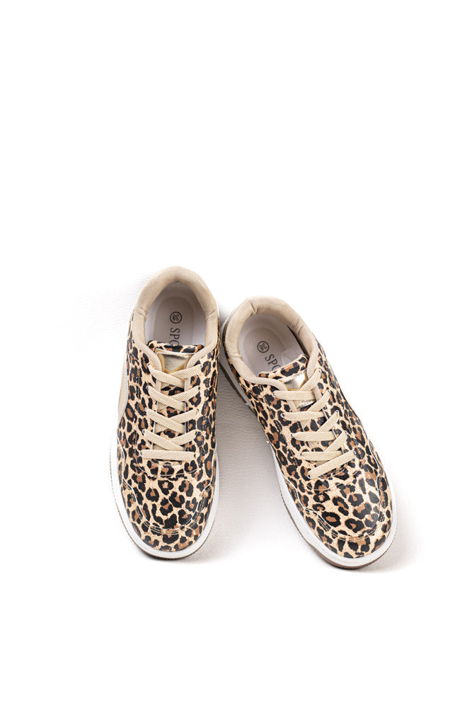 Zapatillas en tono crema para mujer con acabados metálicos, elegancia sutil y moderna para el día a día