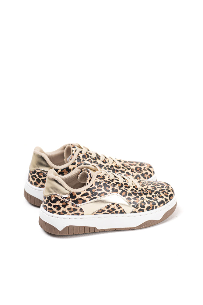 Zapatillas en tono crema para mujer con acabados metálicos, elegancia sutil y moderna para el día a día