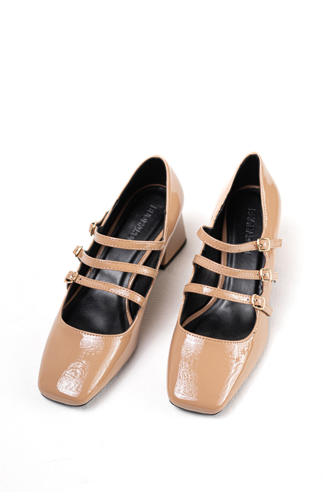 Zapatos de tacón rojo charol para mujer, triple hebilla, estilo audaz y elegante para eventos destacados