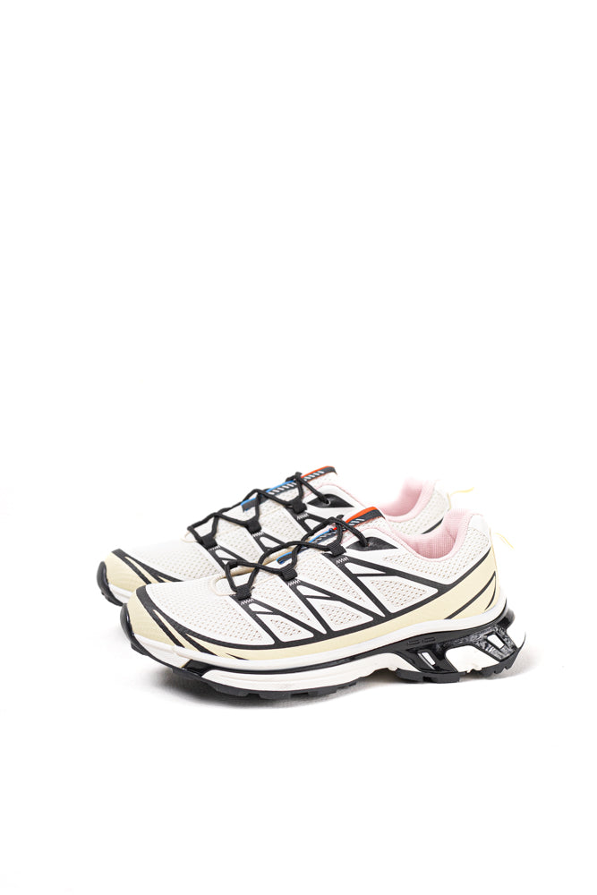 Zapatillas de trail running para mujer en blanco y negro, tecnología avanzada para el terreno más exigente