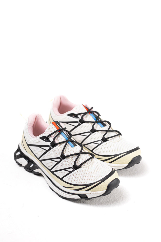 Zapatillas de trail running para mujer en blanco y negro, tecnología avanzada para el terreno más exigente