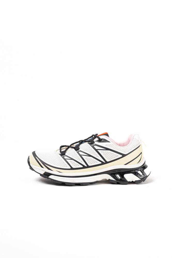 Zapatillas de trail running para mujer en blanco y negro, tecnología avanzada para el terreno más exigente