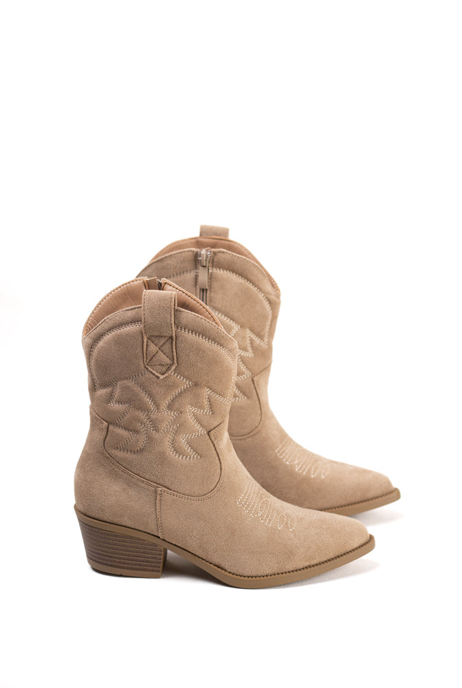 Botas Cowboy de gamuza beige para mujer, elegancia rústica con un toque de confort moderno