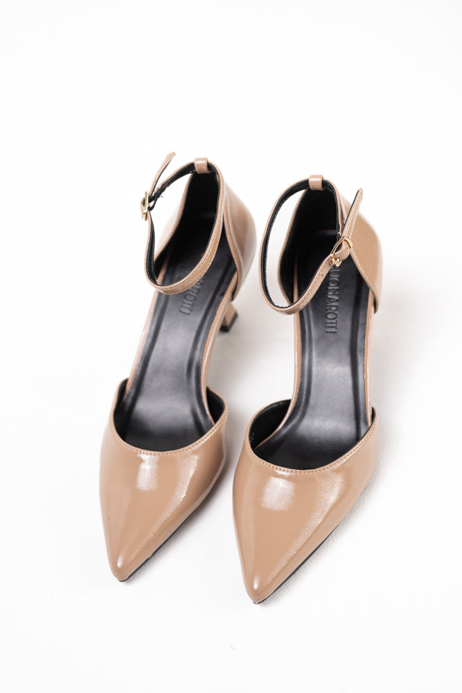 Zapatos de tacón bajo en charol rojo para mujer, elegancia vibrante para cualquier ocasión