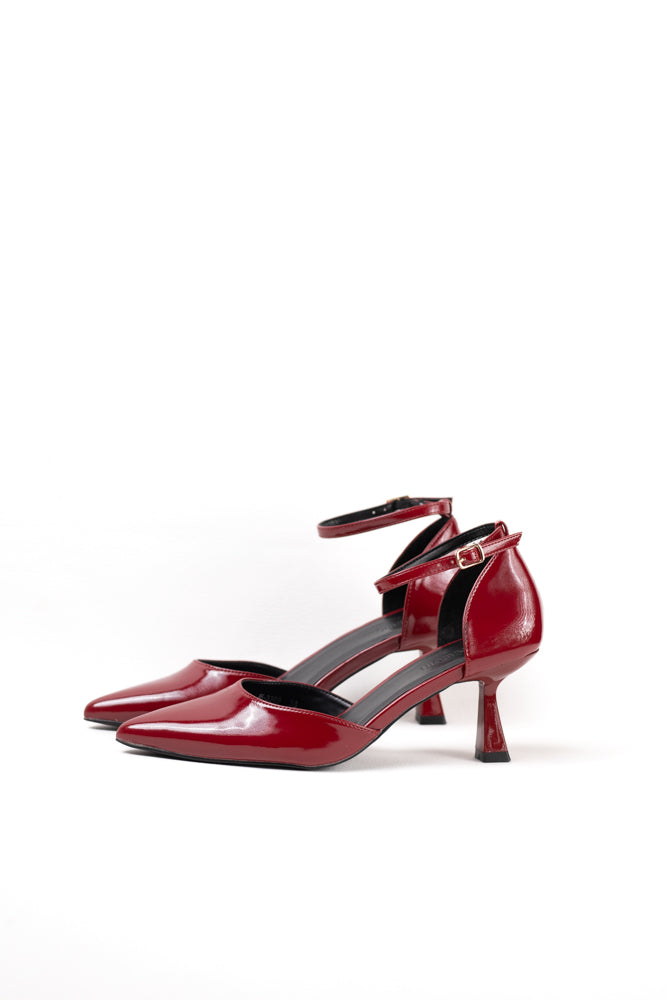 Zapatos de tacón bajo en charol rojo para mujer, elegancia vibrante para cualquier ocasión