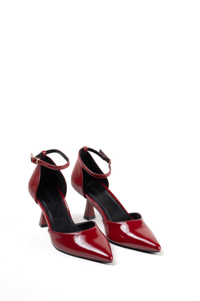 Zapatos de tacón bajo en charol rojo para mujer, elegancia vibrante para cualquier ocasión