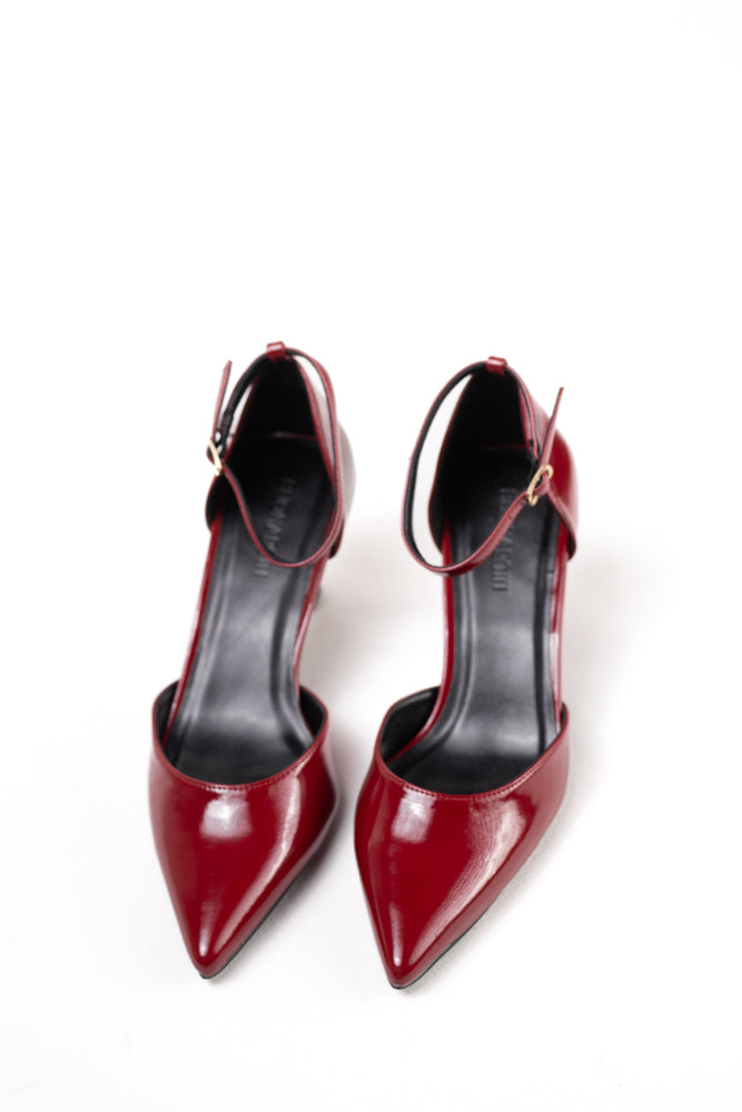 Zapatos de tacón bajo en charol rojo para mujer, elegancia vibrante para cualquier ocasión