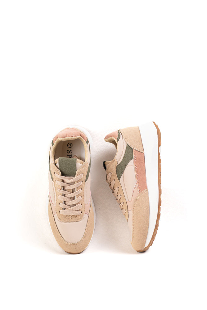 Zapatillas deportivas para mujer en tonos neutros, estilo y confort en cada paso