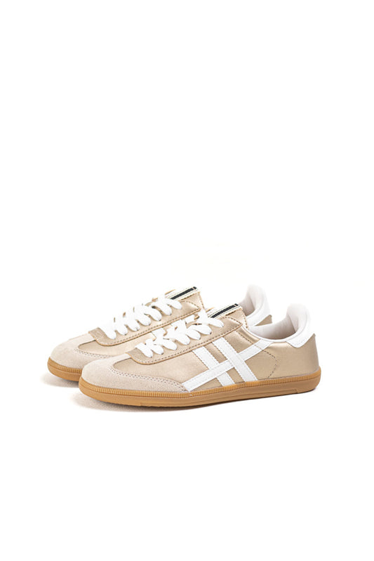 Zapatilla deportiva estilo retro y cierre mediante cordones. Corte en combinación de materiales y colores.Corina