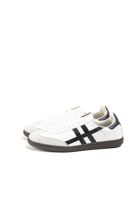 Zapatilla deportiva estilo retro y cierre mediante cordones. Corte en combinación de materiales y colores.Corina