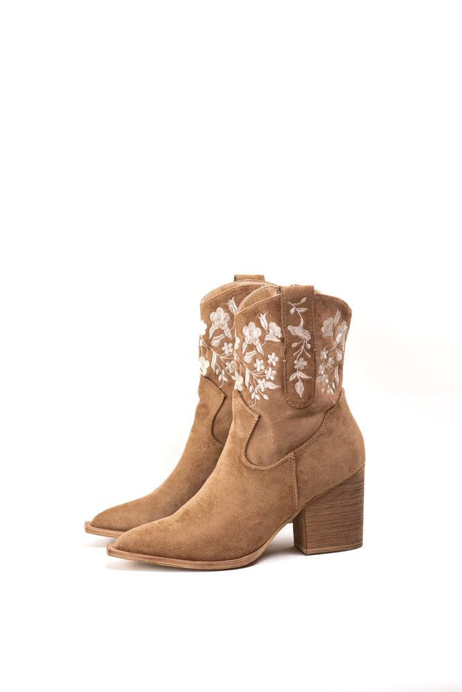 Botas Camperas en Ante Tostado con Bordado Floral para Mujer, Elegancia Natural