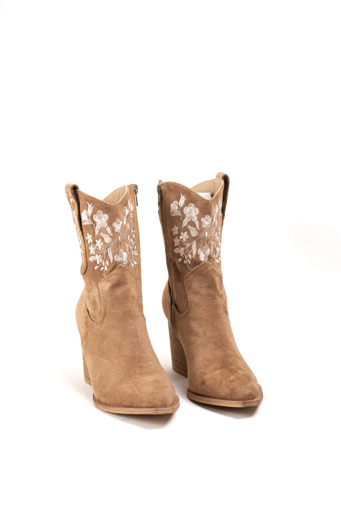 Botas Camperas en Ante Tostado con Bordado Floral para Mujer, Elegancia Natural