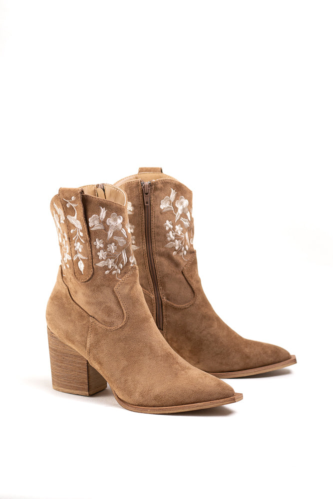 Botas Camperas en Ante Tostado con Bordado Floral para Mujer, Elegancia Natural