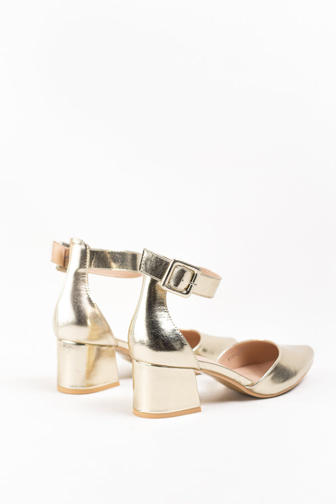 Tacones Dorados con Correa de Tobillo y Elegante Puntera