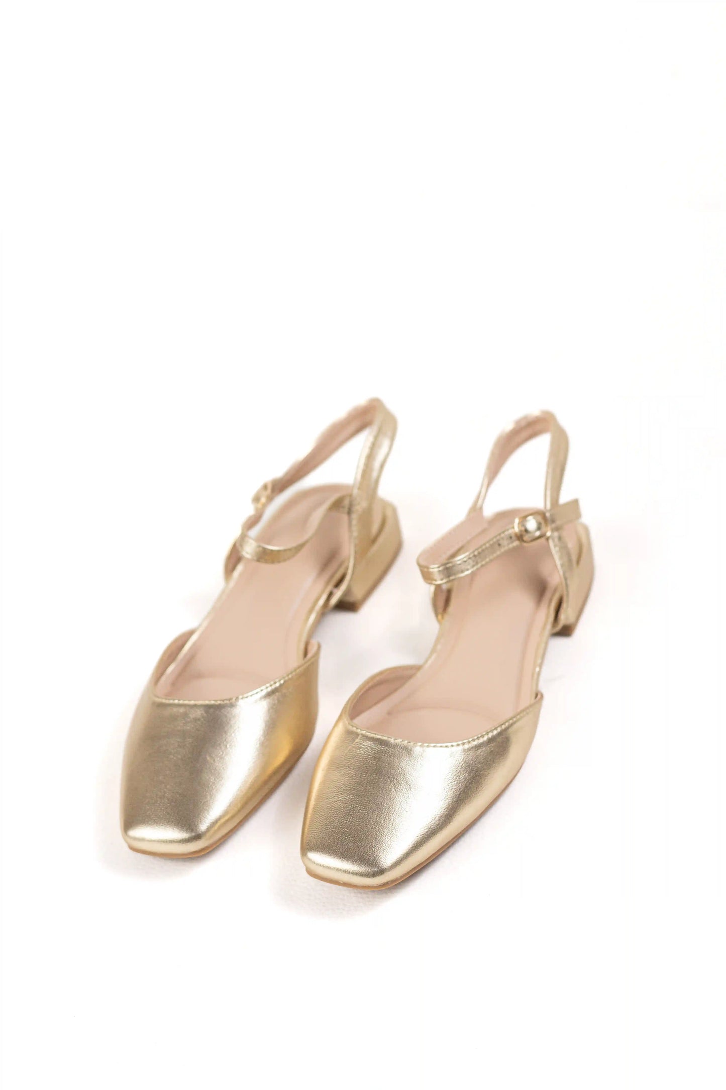 zapato de tacon bajo acabado metalizado puntera cerrada y pulsera ajustable sandalias color Doradas talla 38