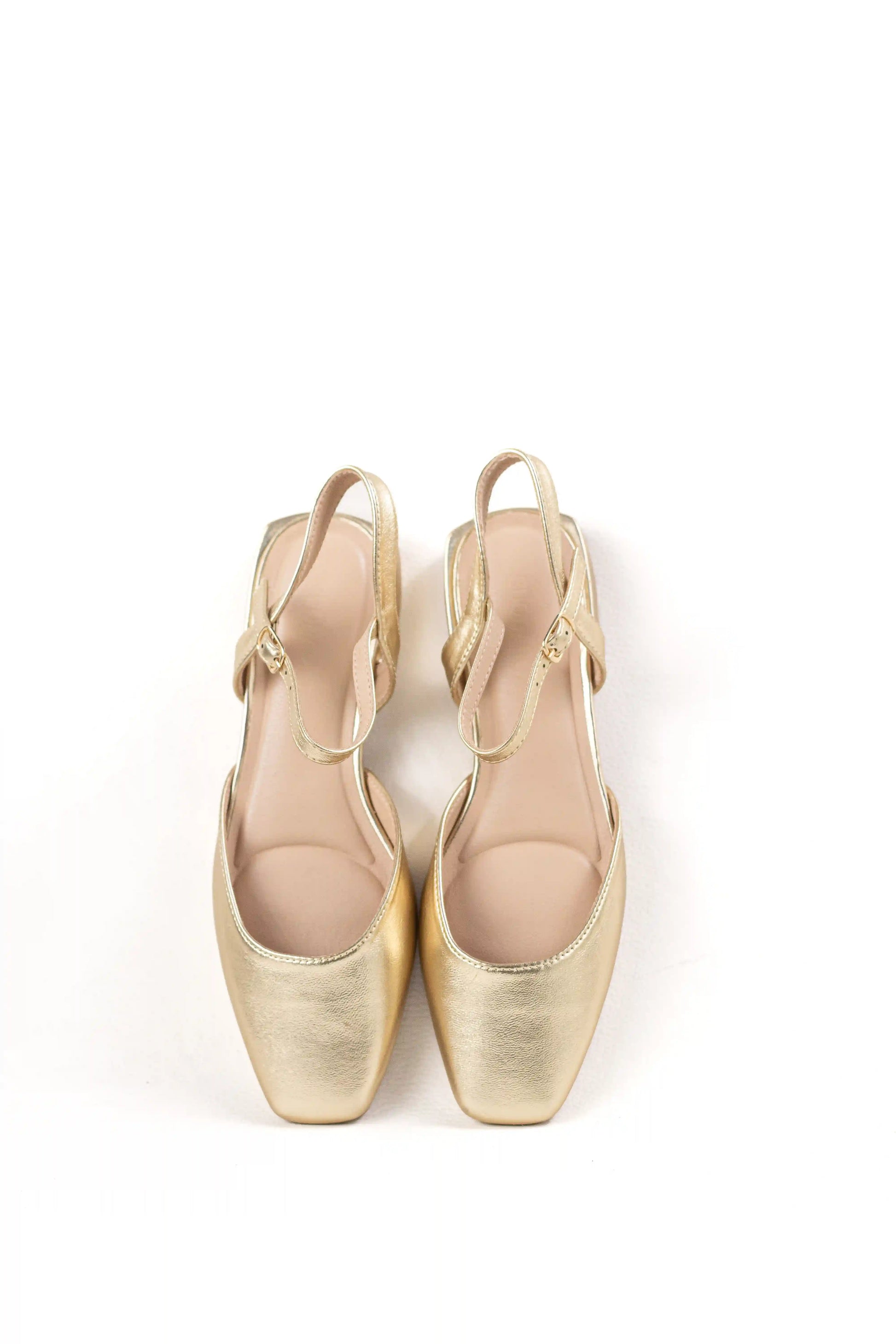 zapato de tacon bajo acabado metalizado puntera cerrada y pulsera ajustable sandalias color Doradas talla 39