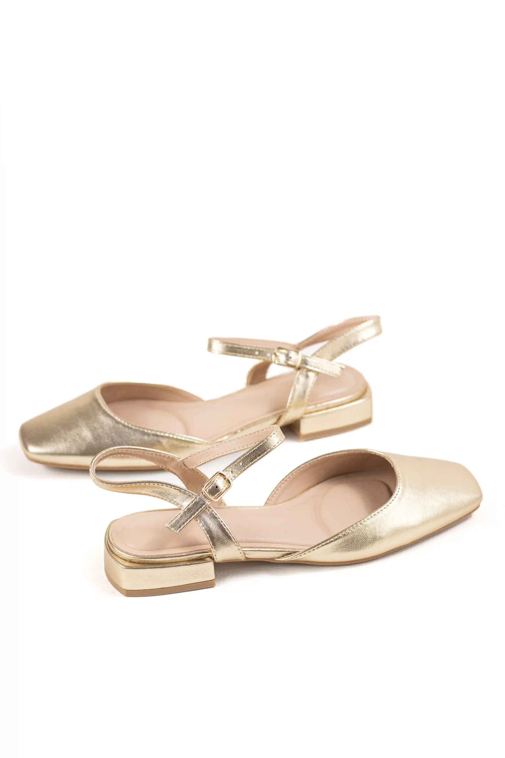 zapato de tacon bajo acabado metalizado puntera cerrada y pulsera ajustable sandalias color Doradas talla 40
