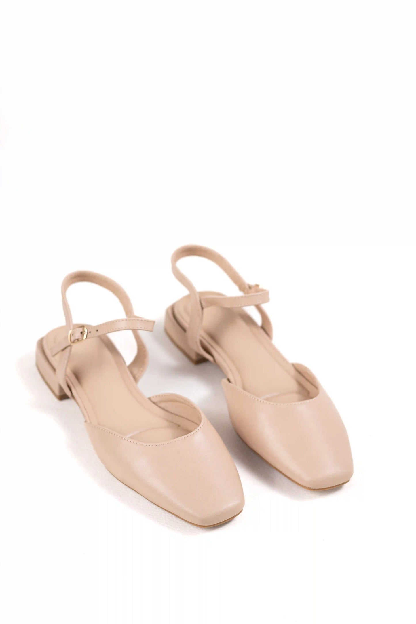 zapato de tacon bajo acabado metalizado puntera cerrada y pulsera ajustable sandalias color Beige talla 38