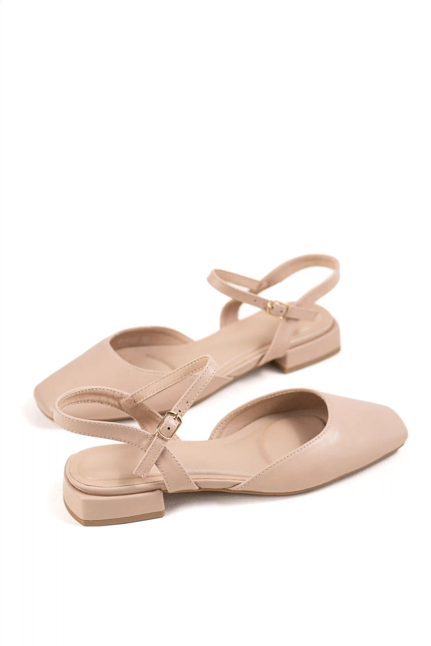 zapato de tacon bajo acabado metalizado puntera cerrada y pulsera ajustable sandalias color Beige talla 39