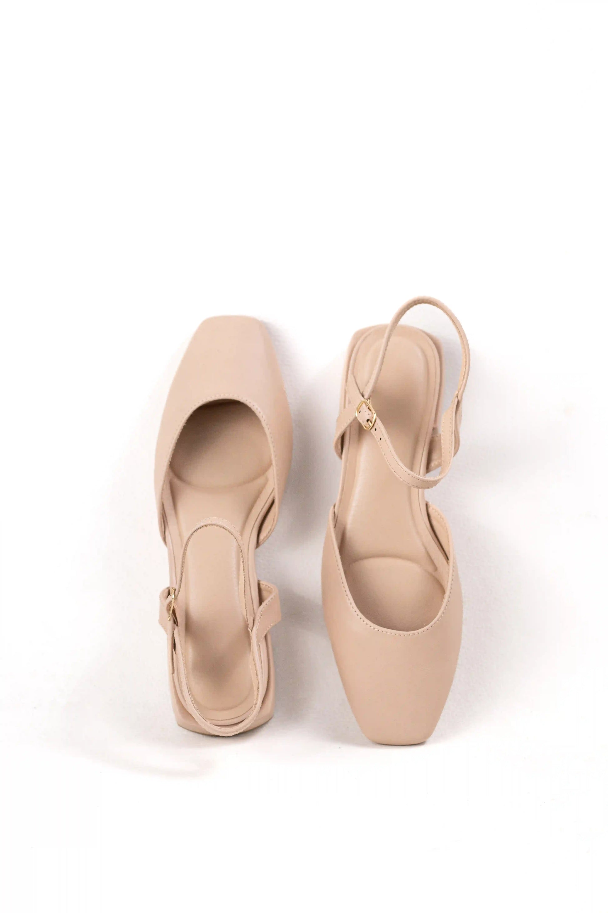 zapato de tacon bajo acabado metalizado puntera cerrada y pulsera ajustable sandalias color Beige talla 40