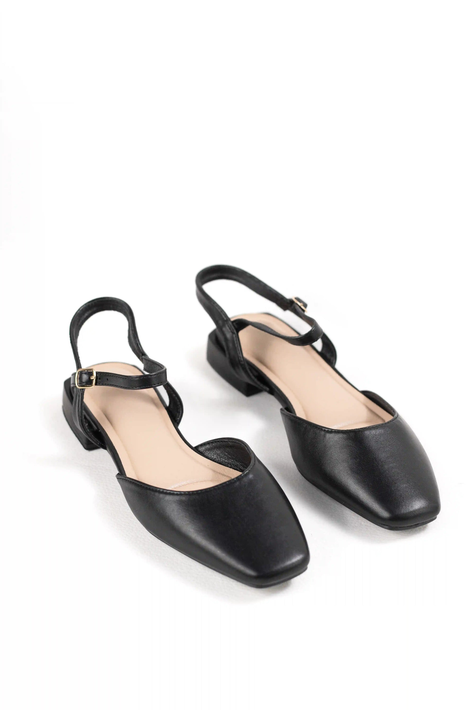 zapato de tacon bajo acabado metalizado puntera cerrada y pulsera ajustable sandalias color Negras talla 38