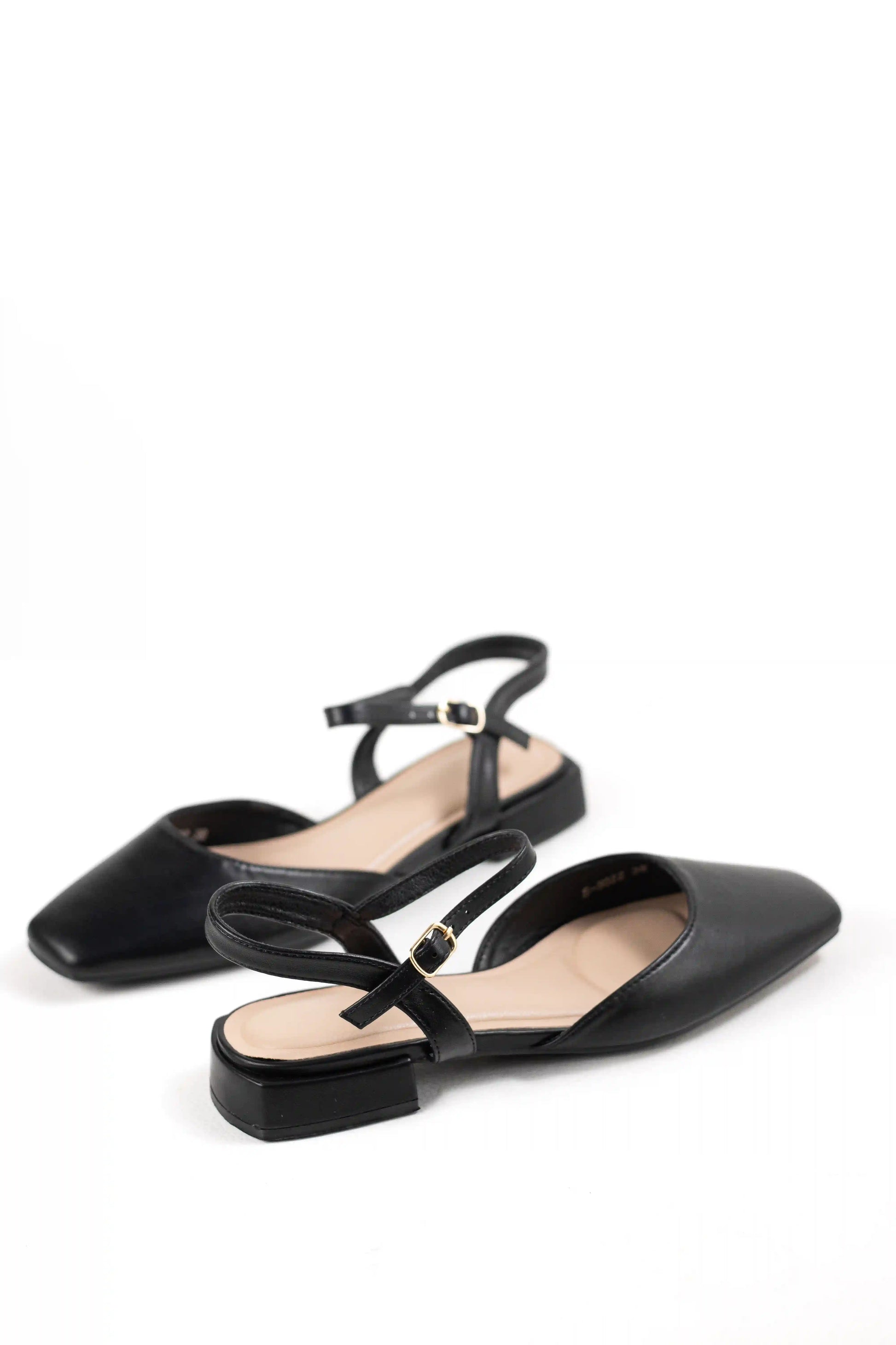 zapato de tacon bajo acabado metalizado puntera cerrada y pulsera ajustable sandalias color Negras talla 39