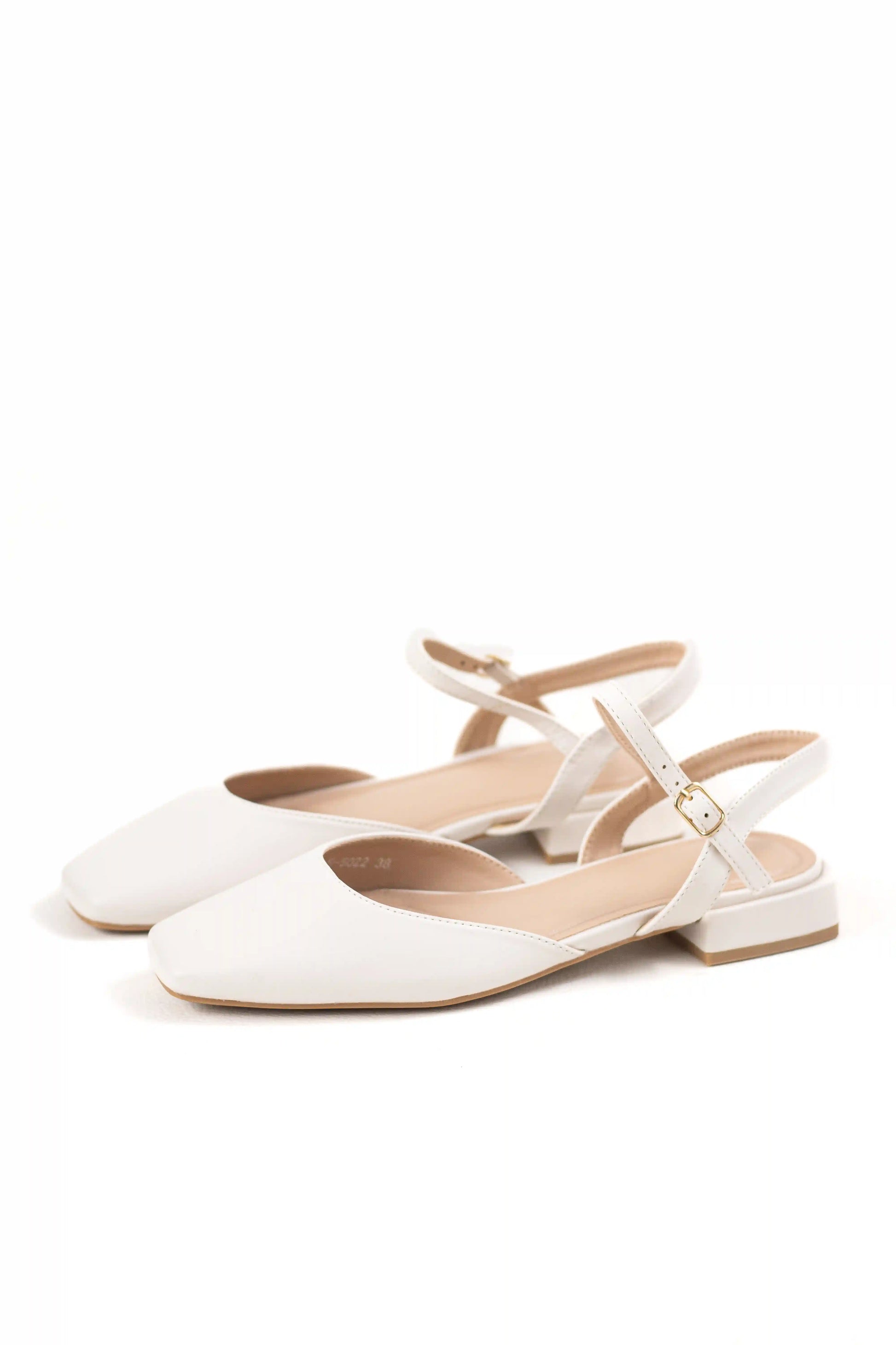 zapato de tacon bajo acabado metalizado puntera cerrada y pulsera ajustable sandalias color Blancas talla 36