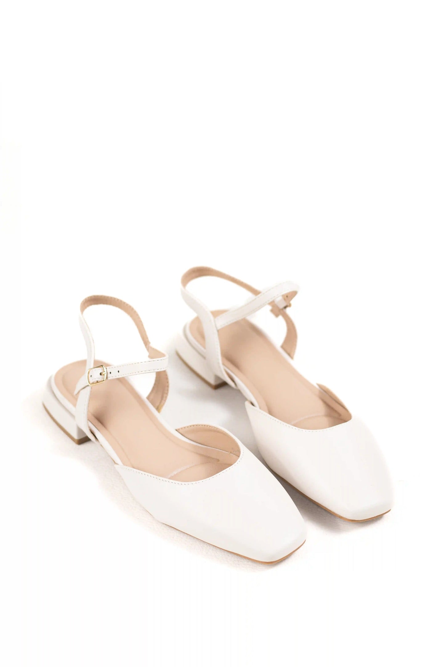 zapato de tacon bajo acabado metalizado puntera cerrada y pulsera ajustable sandalias color Blancas talla 38