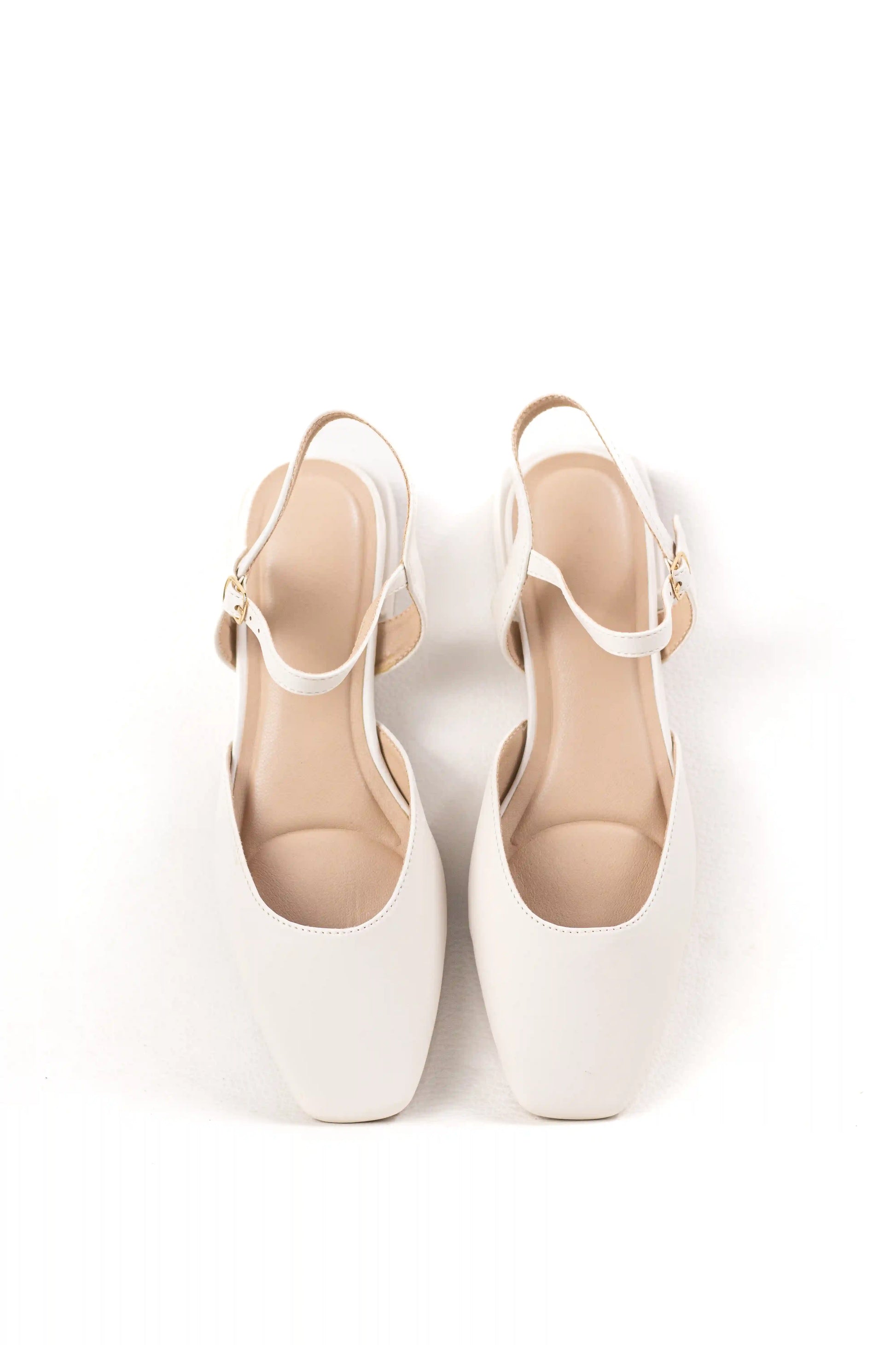 zapato de tacon bajo acabado metalizado puntera cerrada y pulsera ajustable sandalias color Blancas talla 39