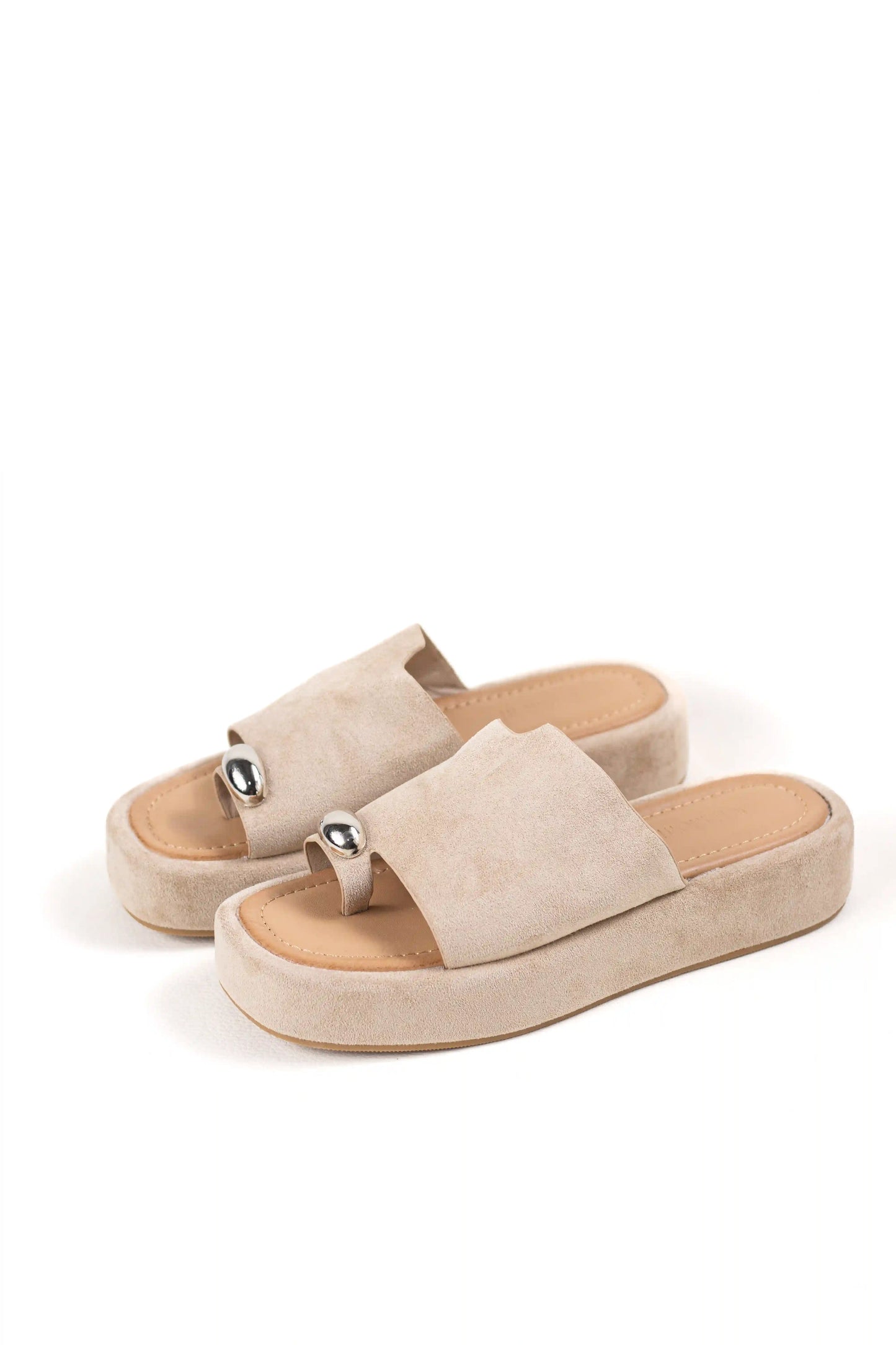 sandalias platafotma con suela acolchada estilo minimalista y detalle metalico color Khaki talla 36