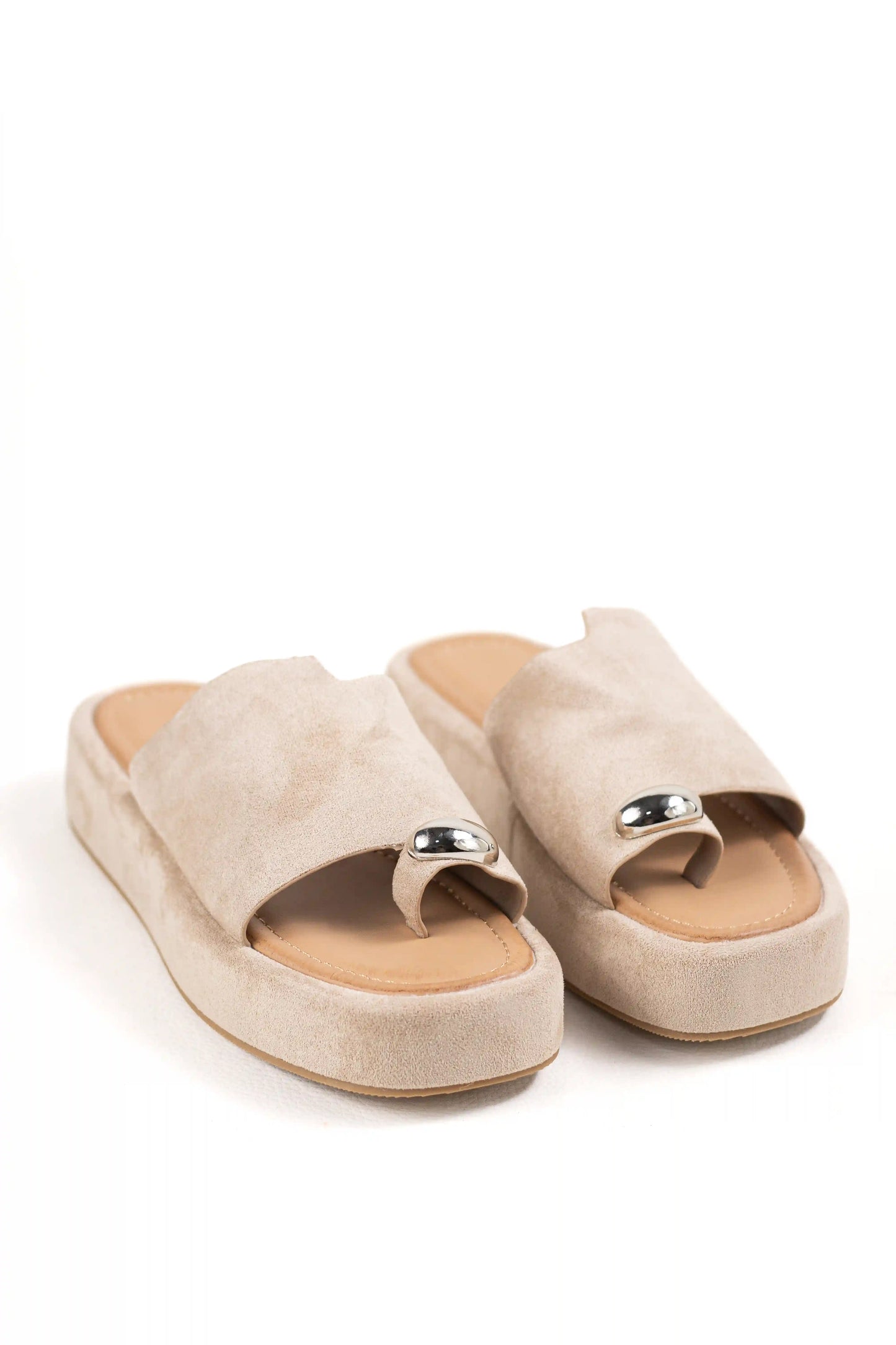 sandalias platafotma con suela acolchada estilo minimalista y detalle metalico color Khaki talla 37