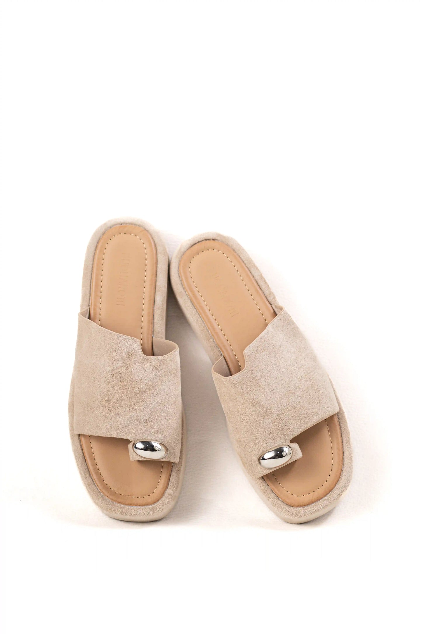 sandalias platafotma con suela acolchada estilo minimalista y detalle metalico color Khaki talla 38
